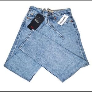 Urban Outfitters Levi's NWT Wedgie Fit Mom Jea…